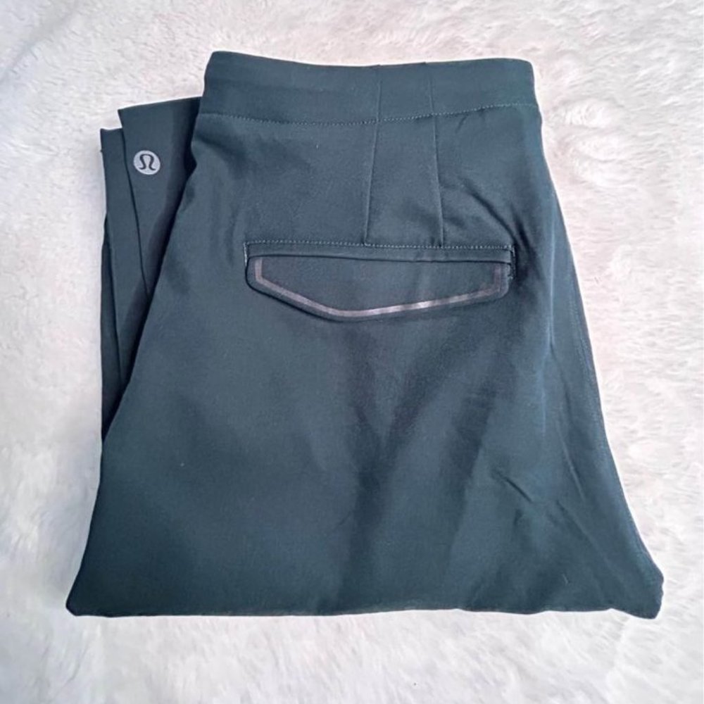 Lululemon woman’s pants. Teal in colour. New condition. Size 6. Pockets. Stretch